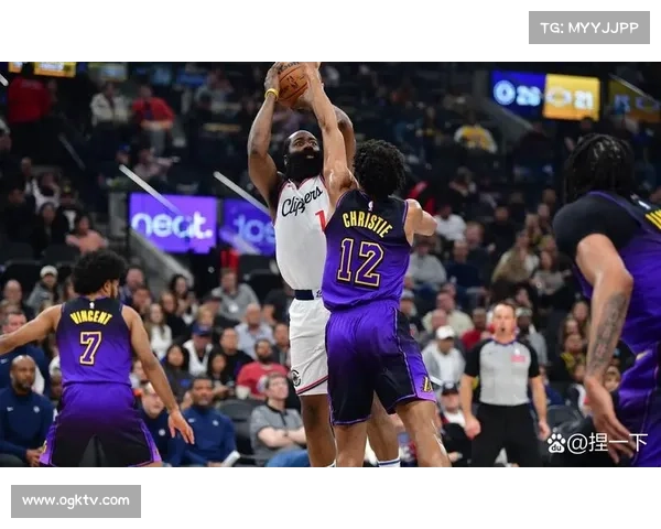 NBA季后赛激战正酣 谁将最终问鼎总冠军荣誉荣耀之巅 NBA季后赛激战正酣 谁将最终问鼎总冠军荣誉荣耀之巅